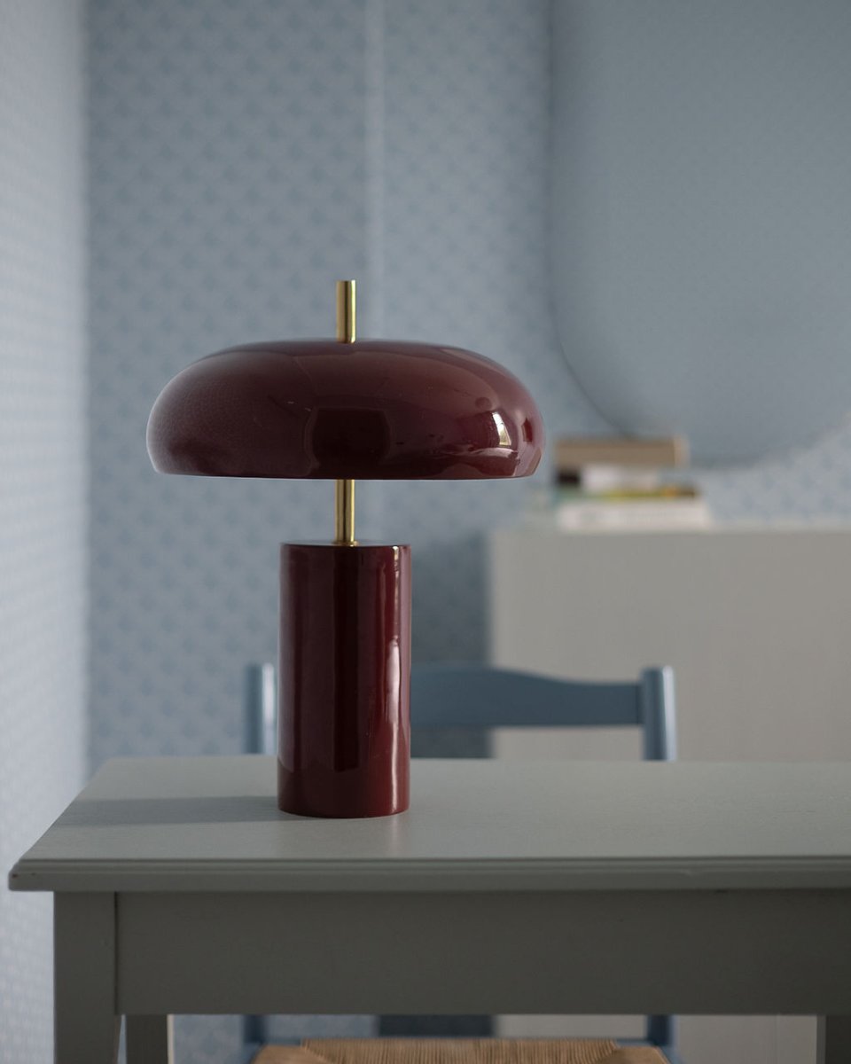 Lex 40cm Mörkröd bordslampa från Alde & Lind - Lex &auml;r en modern bordslampa i metall med en djup r&ouml;d f&auml;rg och h&ouml;gblank, emaljliknande finish.