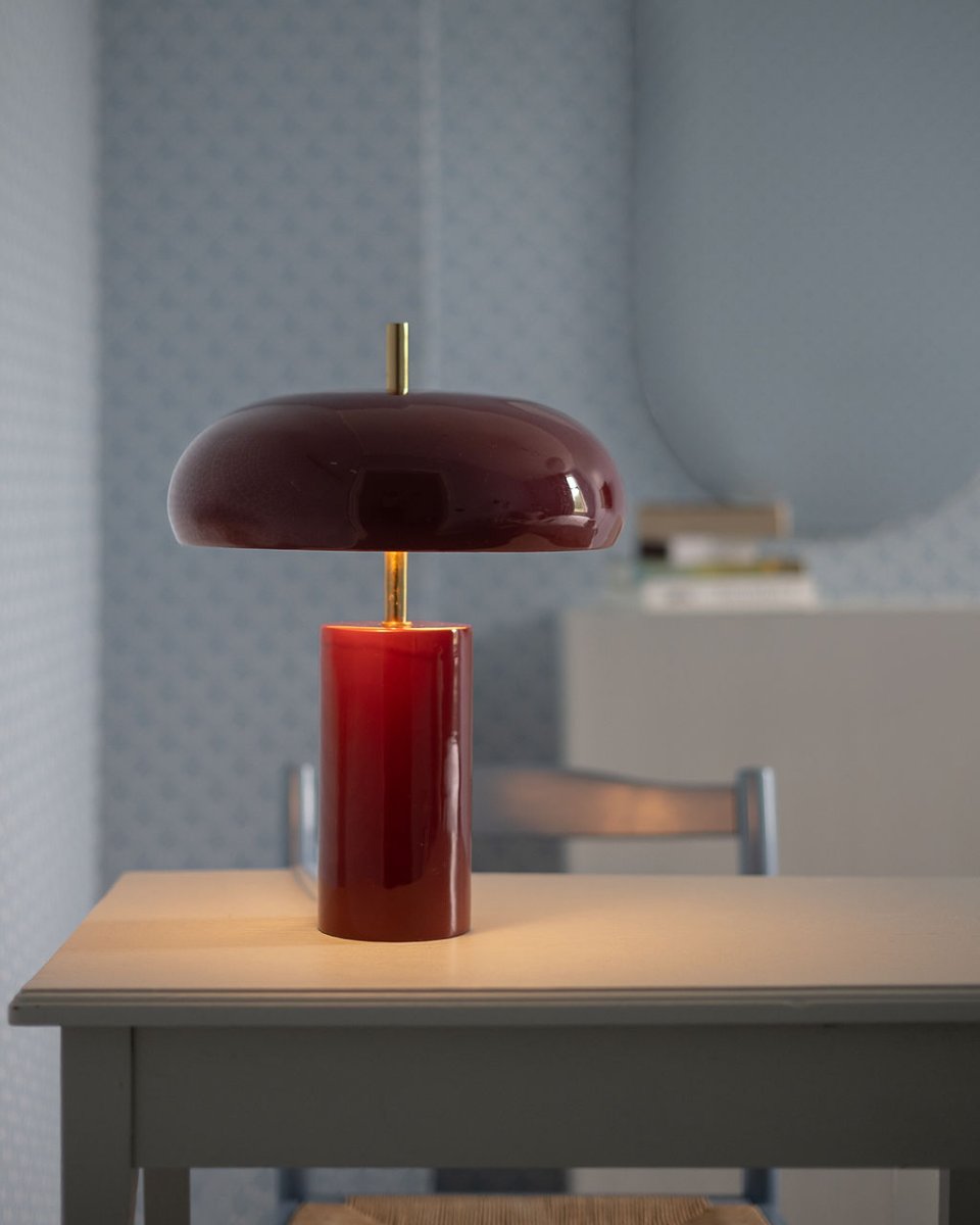 Lex 40cm Mörkröd bordslampa från Alde & Lind - Lex &auml;r en modern bordslampa i metall med en djup r&ouml;d f&auml;rg och h&ouml;gblank, emaljliknande finish.