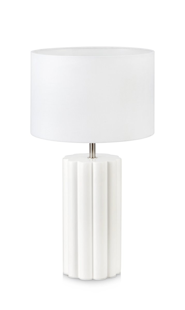 Column 44cm Vit bordslampa från Markslöjd - Med en vit, r&auml;fflad keramikfot i kombination med en matchande, klassisk lampsk&auml;rm blir den ett i&ouml;gonfallande inslag i vilket rum som helst.