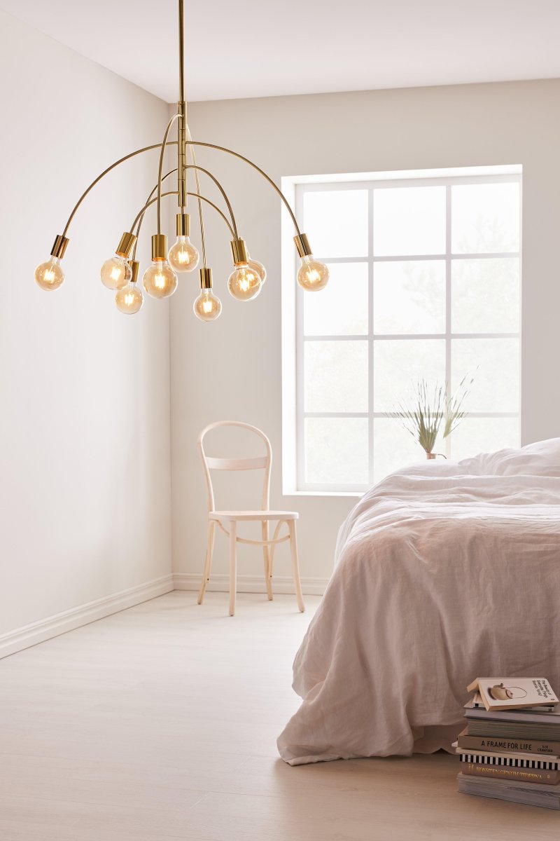 Lavello Ø95 Mässing taklampa från Markslöjd - Lavello &auml;r en elegant och praktfull taklampa med ned&aring;tb&ouml;jda metallarmar och plats f&ouml;r nio ljusk&auml;llor.