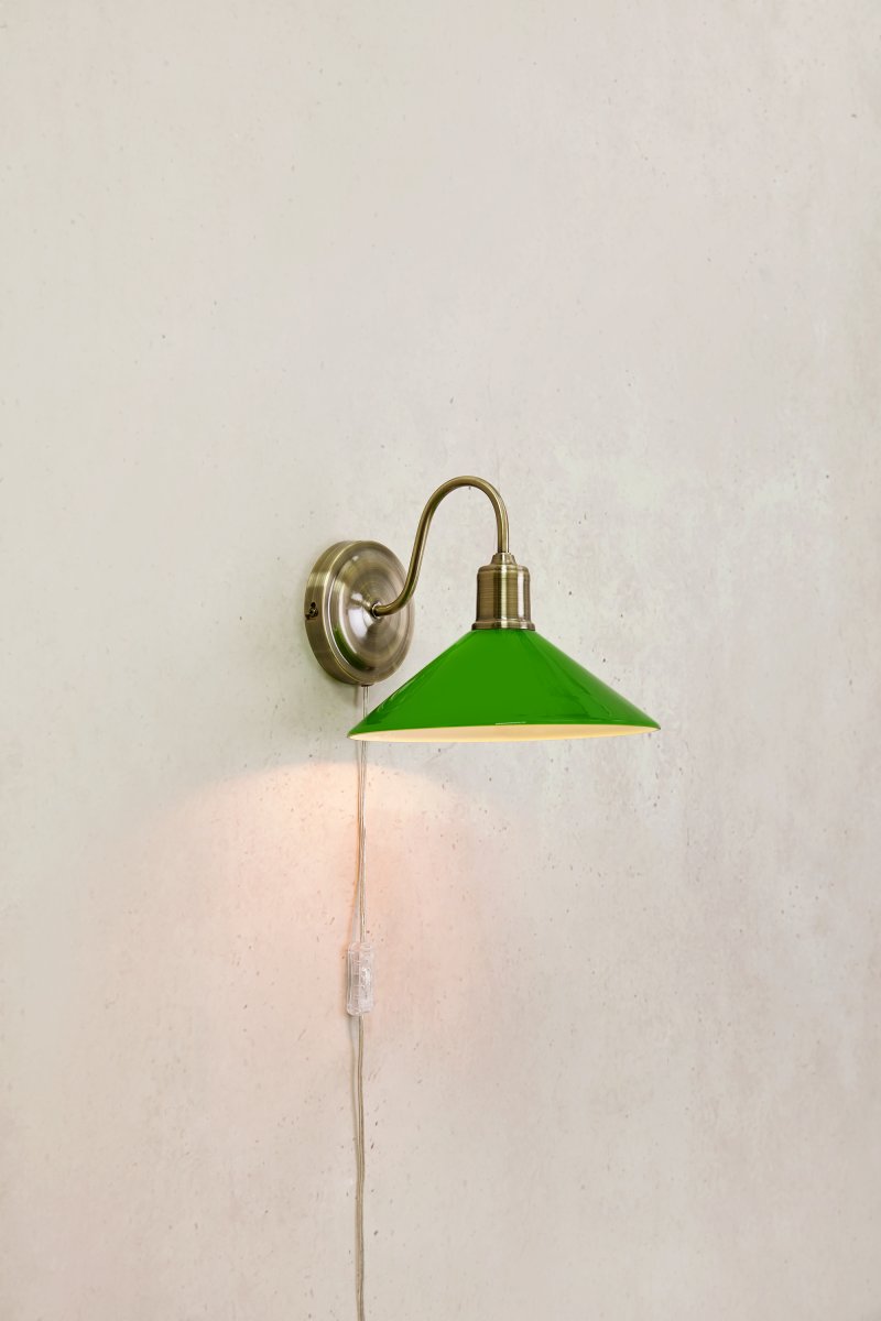 Vela 25cm Mässing/grön vägglampa från Markslöjd - V&auml;gglampa i klassisk design av en skomakarlampa med gr&ouml;n glansig lampsk&auml;rm i glas och b&ouml;jt v&auml;ggf&auml;ste i m&auml;ssingfinish.