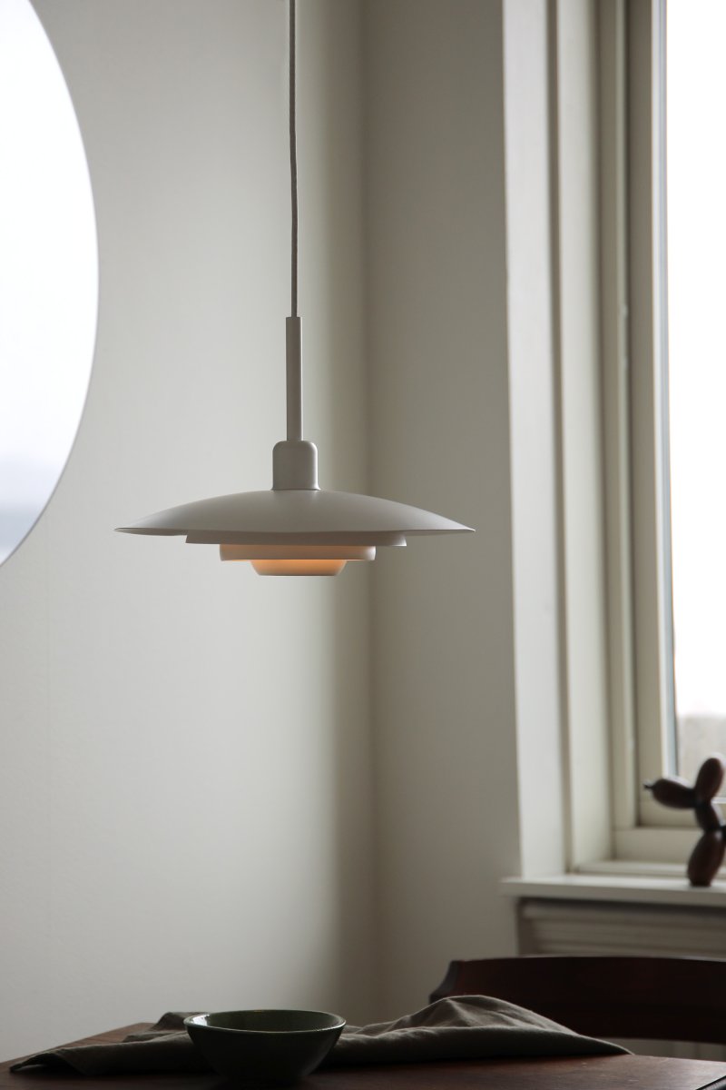 Piny Ø35 Vit taklampa från Markslöjd - Formspr&aring;ket kan liknas med en klassisk hisslampa, med med ett mer stilrent uttryck.