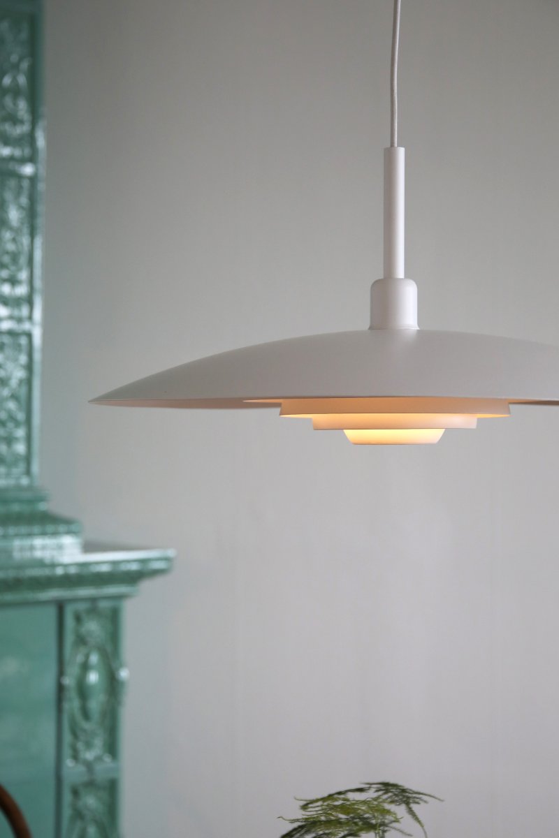 Piny Ø57 Vit taklampa från Markslöjd - Formspr&aring;ket kan liknas med en klassisk hisslampa, med med ett mer stilrent uttryck.