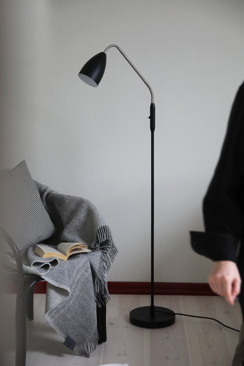 Patro Svart golvlampa från Markslöjd - Den praktiska, justerbara flexarmen i st&aring;l har en inbyggd str&ouml;mbrytare f&ouml;r den integrerade LED-belysningen, som g&aring;r att dimma i tre steg n&auml;r lampan sl&aring;s p&aring; och av.