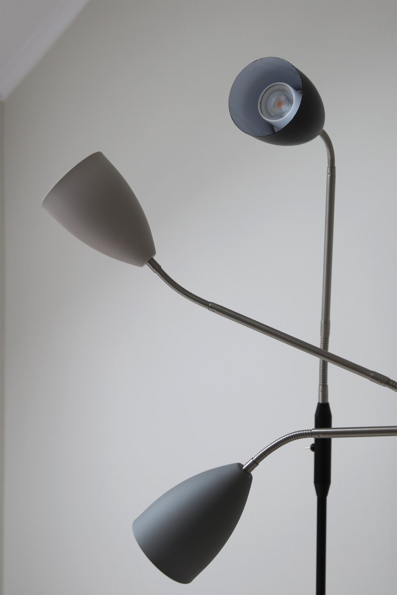 Patro Svart golvlampa från Markslöjd - Den praktiska, justerbara flexarmen i st&aring;l har en inbyggd str&ouml;mbrytare f&ouml;r den integrerade LED-belysningen, som g&aring;r att dimma i tre steg n&auml;r lampan sl&aring;s p&aring; och av.