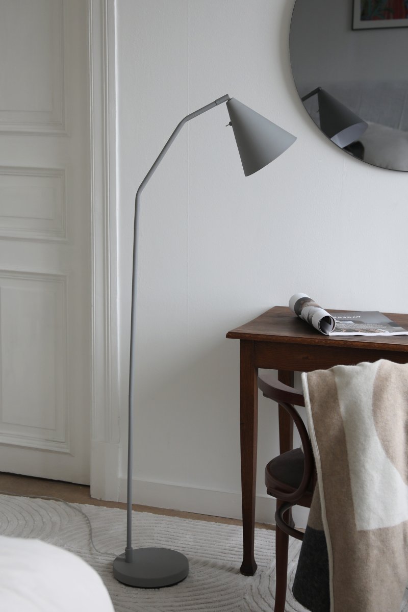 Funil Grå golvlampa från Markslöjd - Lampan &auml;r i gr&aring;lackerad metall och har ett dekorativ konformat lamphuvud som &auml;r vrid- och st&auml;llbart.