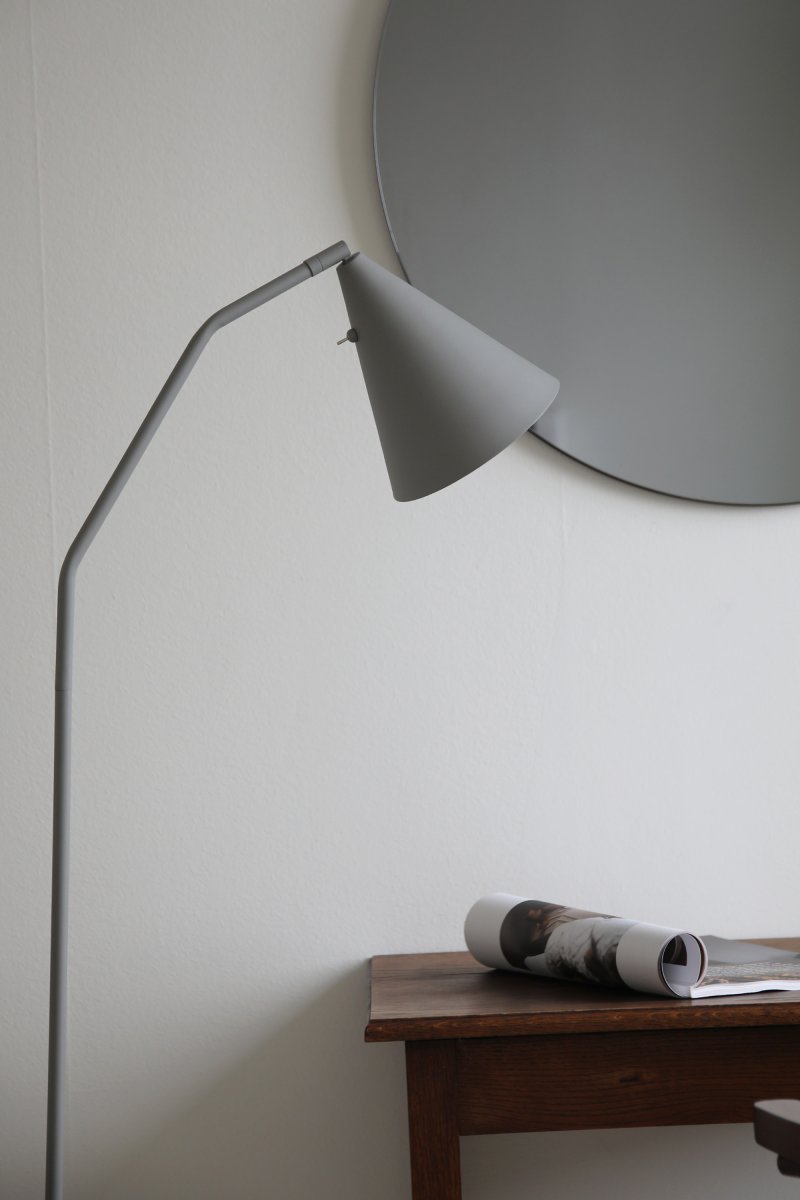 Funil Grå golvlampa från Markslöjd - Lampan &auml;r i gr&aring;lackerad metall och har ett dekorativ konformat lamphuvud som &auml;r vrid- och st&auml;llbart.