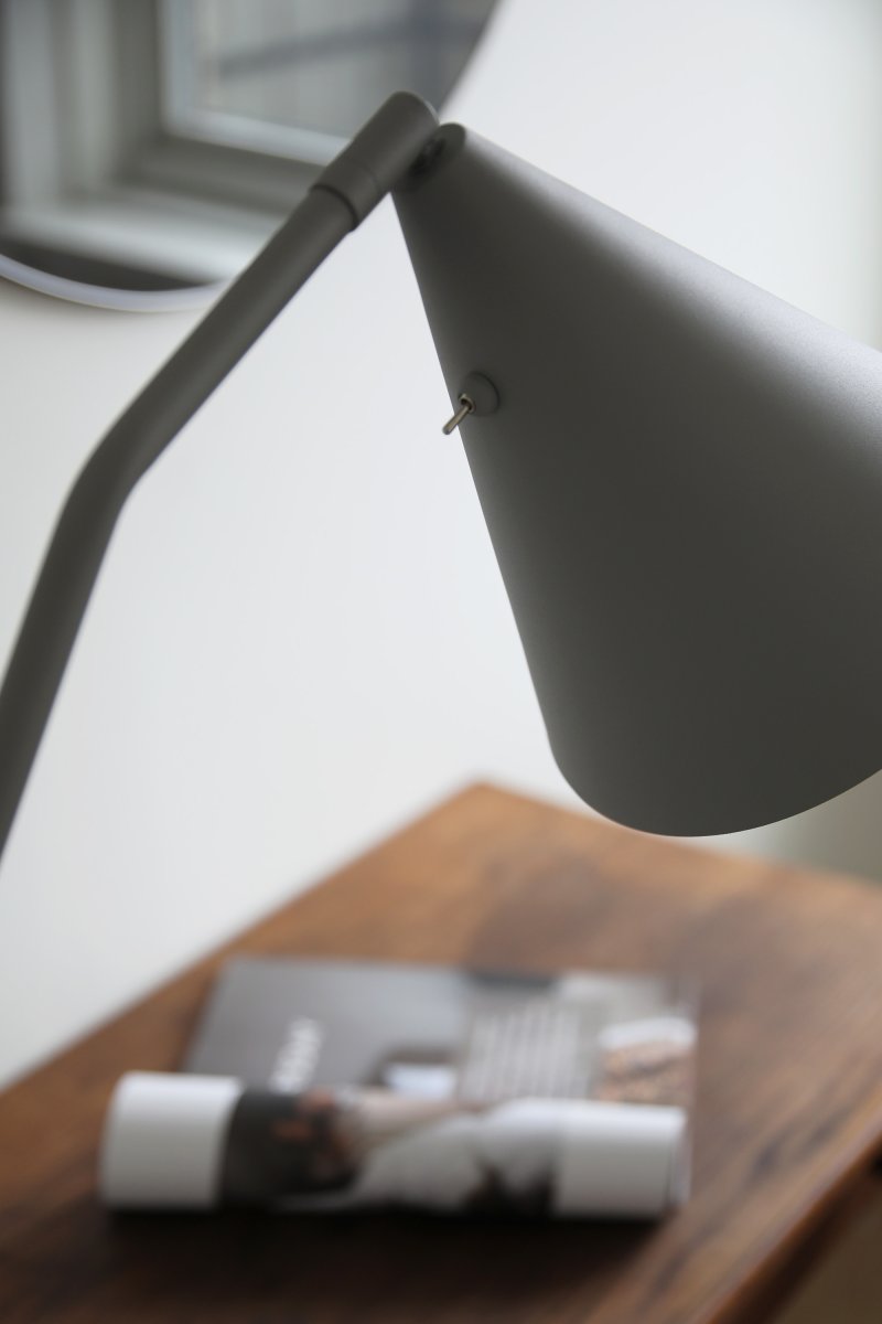 Funil Grå golvlampa från Markslöjd - Lampan &auml;r i gr&aring;lackerad metall och har ett dekorativ konformat lamphuvud som &auml;r vrid- och st&auml;llbart.