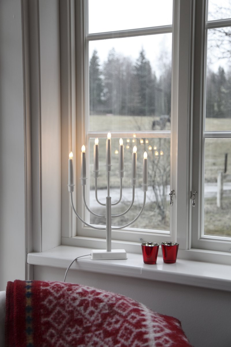 Kristina Vit från Star Trading - Traditionell, enkel och vacker ljusstake i vitt.