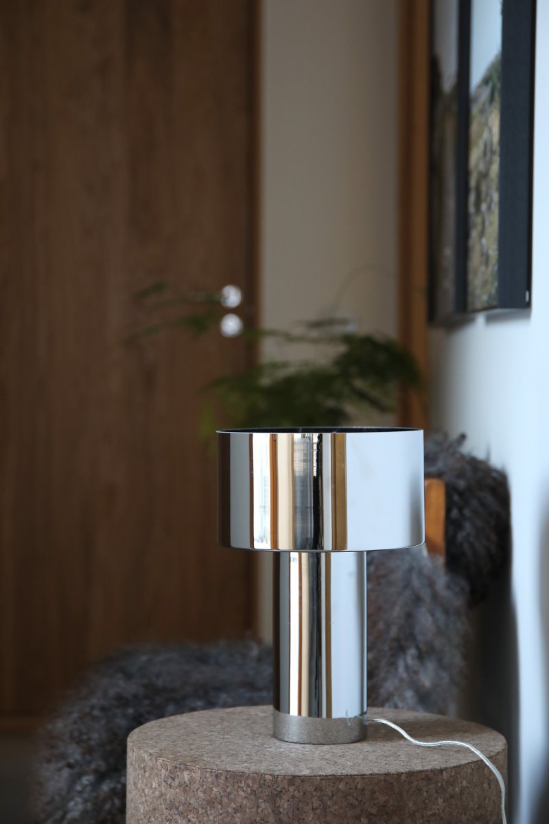 Corin 32cm Silver bordslampa från Markslöjd - Corin bordslampa &auml;r helt i glas med en rundad sk&auml;rm och matchande bas som elegant sl&auml;pper igenom ljuset.