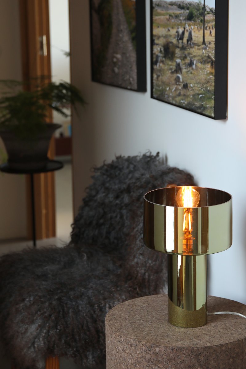 Corin 32cm Guld bordslampa från Markslöjd - Guldf&auml;rgad bordslampa helt i glas med en rundad sk&auml;rm och matchande bas som elegant sl&auml;pper igenom ljuset.