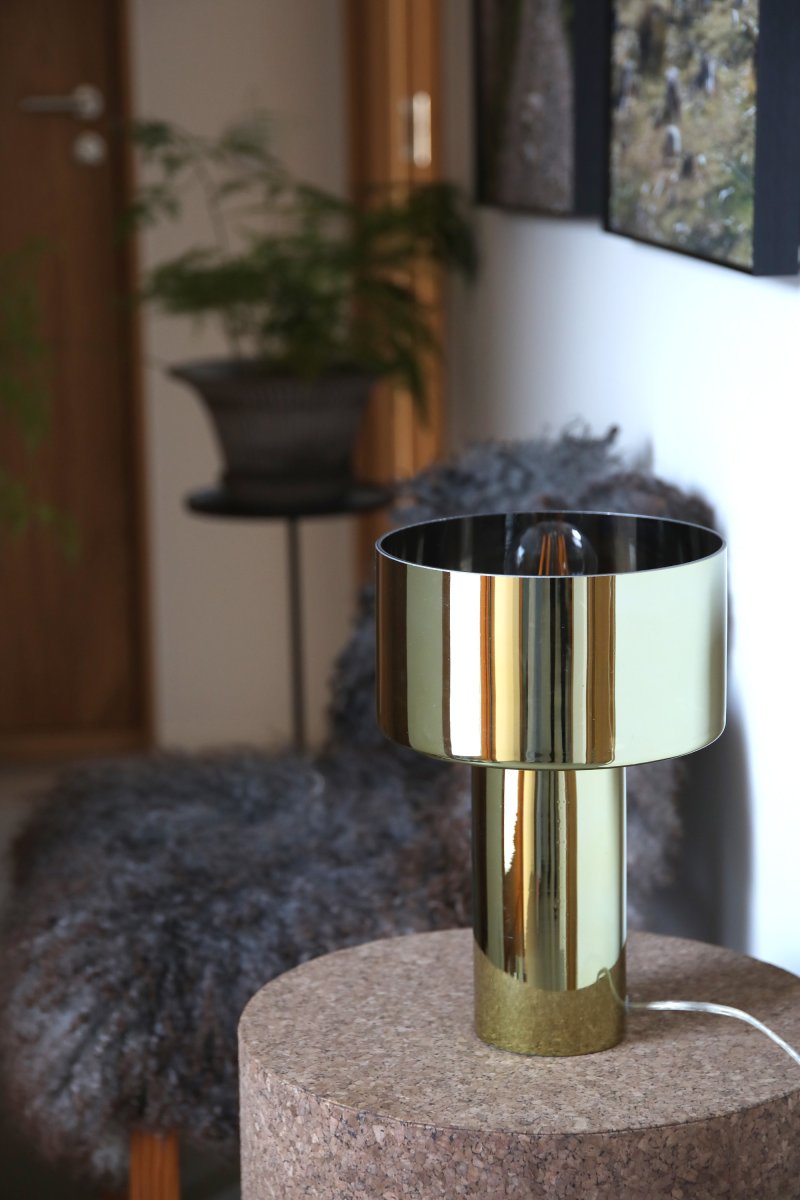 Corin 32cm Guld bordslampa från Markslöjd - Guldf&auml;rgad bordslampa helt i glas med en rundad sk&auml;rm och matchande bas som elegant sl&auml;pper igenom ljuset.