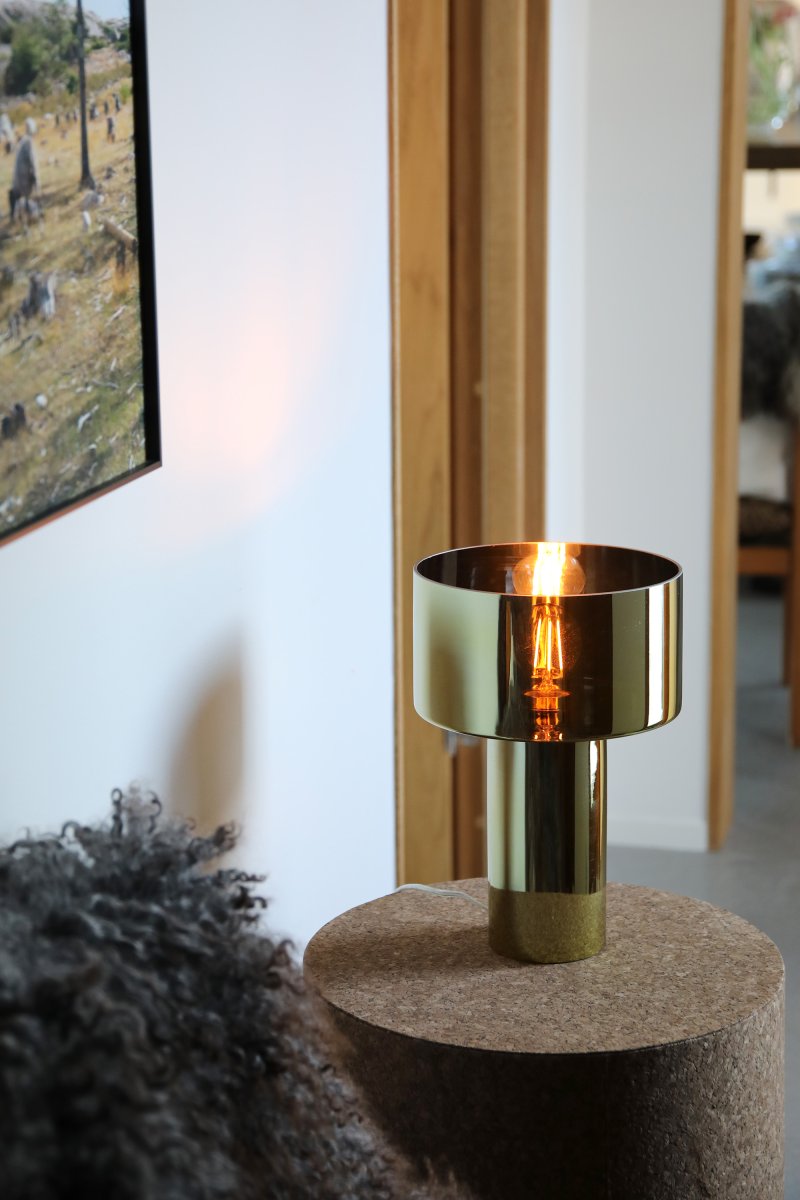 Corin 32cm Guld bordslampa från Markslöjd - Guldf&auml;rgad bordslampa helt i glas med en rundad sk&auml;rm och matchande bas som elegant sl&auml;pper igenom ljuset.