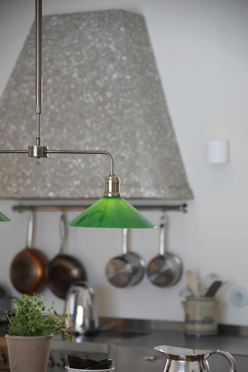 Vela 75cm Mässing/grön taklampa från Markslöjd - Stilren taklampa i klassisk stil med stomme i m&auml;ssingfinish och tv&aring; gr&ouml;nblanka glassk&auml;rmar.