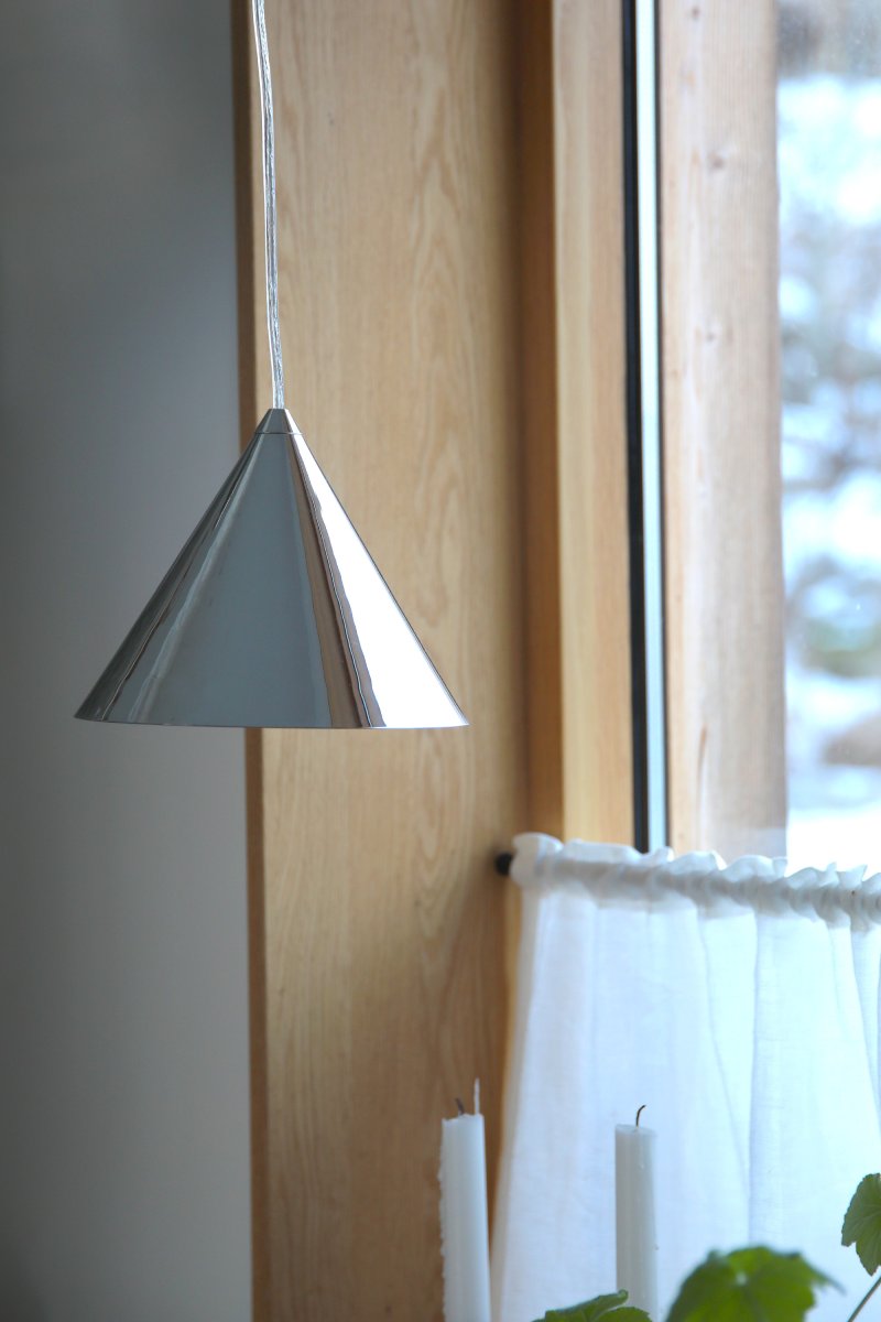 Tip Ø20 Krom taklampa från Markslöjd - Stilren taklampa med sk&auml;rm och takkopp i kromad finish med ett rent och funktionellt formspr&aring;k som passar i b&aring;de moderna och tidl&ouml;sa milj&ouml;er.