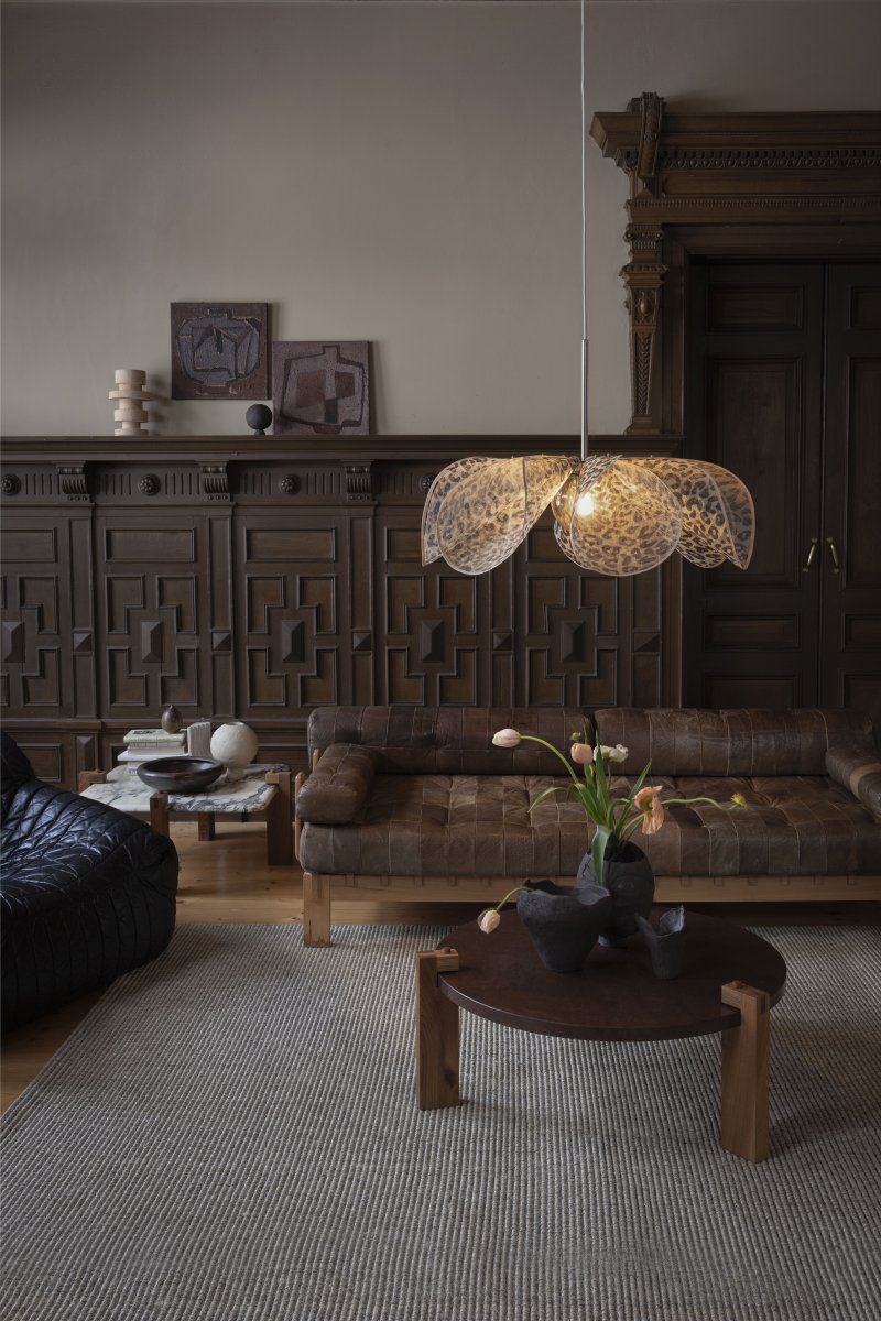 Styrka Ø75 Flerfärgad taklampa från Markslöjd - Taklampa i ett uttrycksfullt leopardm&ouml;nster i svart och beige f&auml;rg, med en blomliknande form i bananfiber som ger ett mjukt och dekorativt intryck.