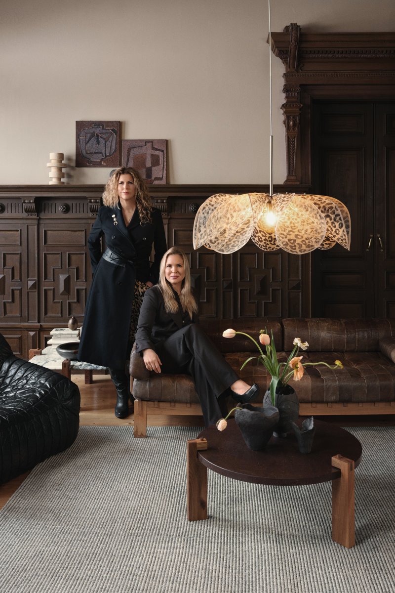 Styrka Ø75 Flerfärgad taklampa från Markslöjd - Taklampa i ett uttrycksfullt leopardm&ouml;nster i svart och beige f&auml;rg, med en blomliknande form i bananfiber som ger ett mjukt och dekorativt intryck.