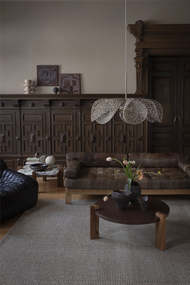 Styrka Ø75 Flerfärgad taklampa från Markslöjd - Taklampa i ett uttrycksfullt leopardm&ouml;nster i svart och beige f&auml;rg, med en blomliknande form i bananfiber som ger ett mjukt och dekorativt intryck.