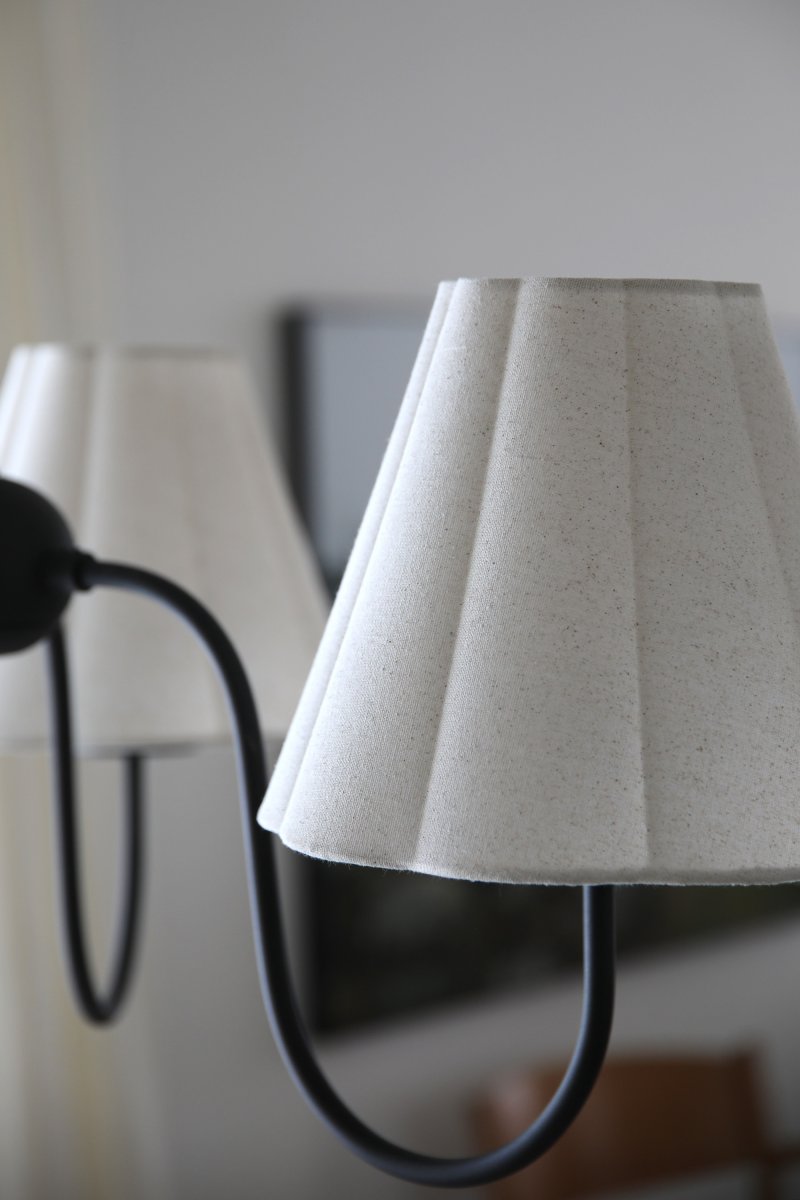 Veya Ø90 Svart taklampa från Markslöjd - Stor taklampa med tre mjukt b&ouml;jda armar i svart metall med k&auml;nsla av gjutj&auml;rn, kombinerat med linnesk&auml;rmar i beige f&auml;rg som sprider ett varmt och behagligt ljus.