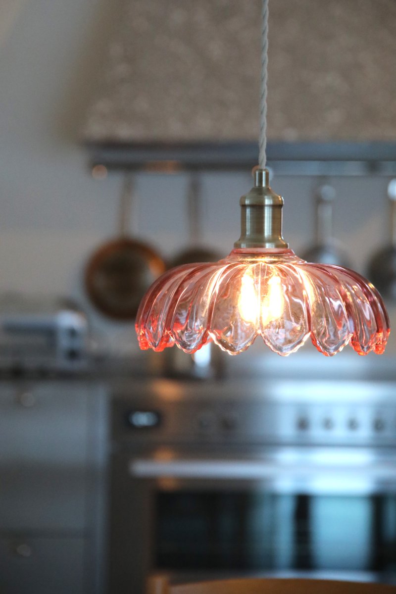 Kurage Ø26 Rosa taklampa från Markslöjd - Lampan har ett lampf&auml;ste i m&auml;ssingfinish och en dekorativ beige tvinnad textilsladd som leder till ett runt metallf&auml;ste i samma m&auml;ssingfinish.