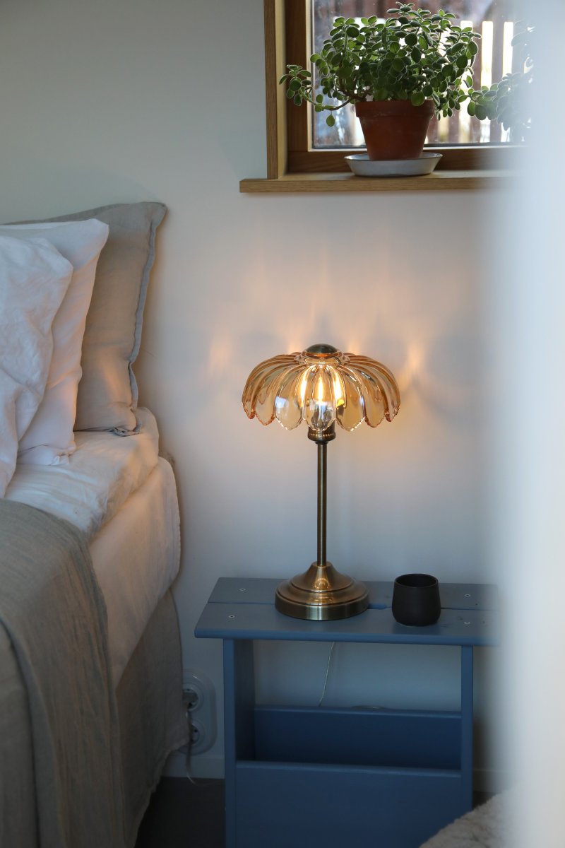 Kurage 43cm Antikmässing/amber bordslampa från Markslöjd - Bordslampa i klassisk stil med bas i antik m&auml;ssingfinish och dekorativ sk&auml;rm i ambertonat glas.