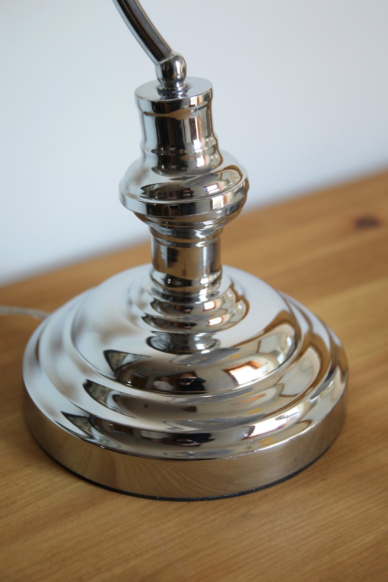 Bankers 42cm Krom skrivbordslampa från Markslöjd - Bordslampan Bankers helt i krom har en fot i metall och st&auml;llbart matchande lampglas.