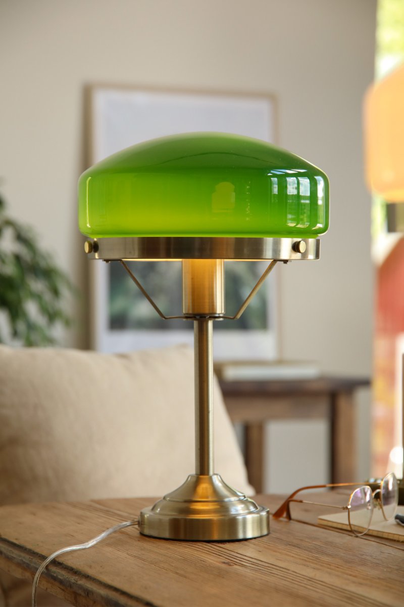 Aurelia 40cm Antikmässing/grön bordslampa från Markslöjd - Aurelia passar lika fint p&aring; skrivbordet som p&aring; sidobordet och blir en dekorativ detalj i b&aring;de klassiska och moderna milj&ouml;er.
