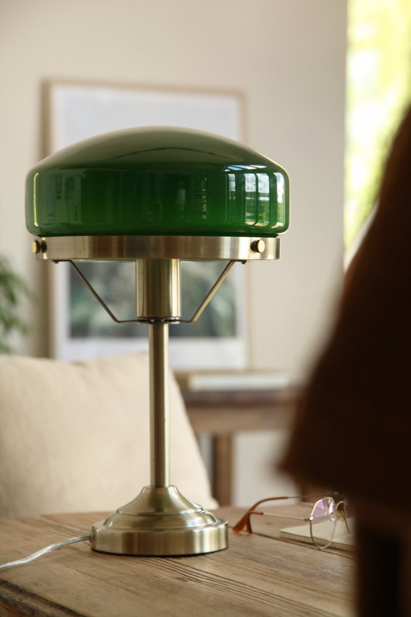 Aurelia 40cm Antikmässing/grön bordslampa från Markslöjd - Aurelia passar lika fint p&aring; skrivbordet som p&aring; sidobordet och blir en dekorativ detalj i b&aring;de klassiska och moderna milj&ouml;er.