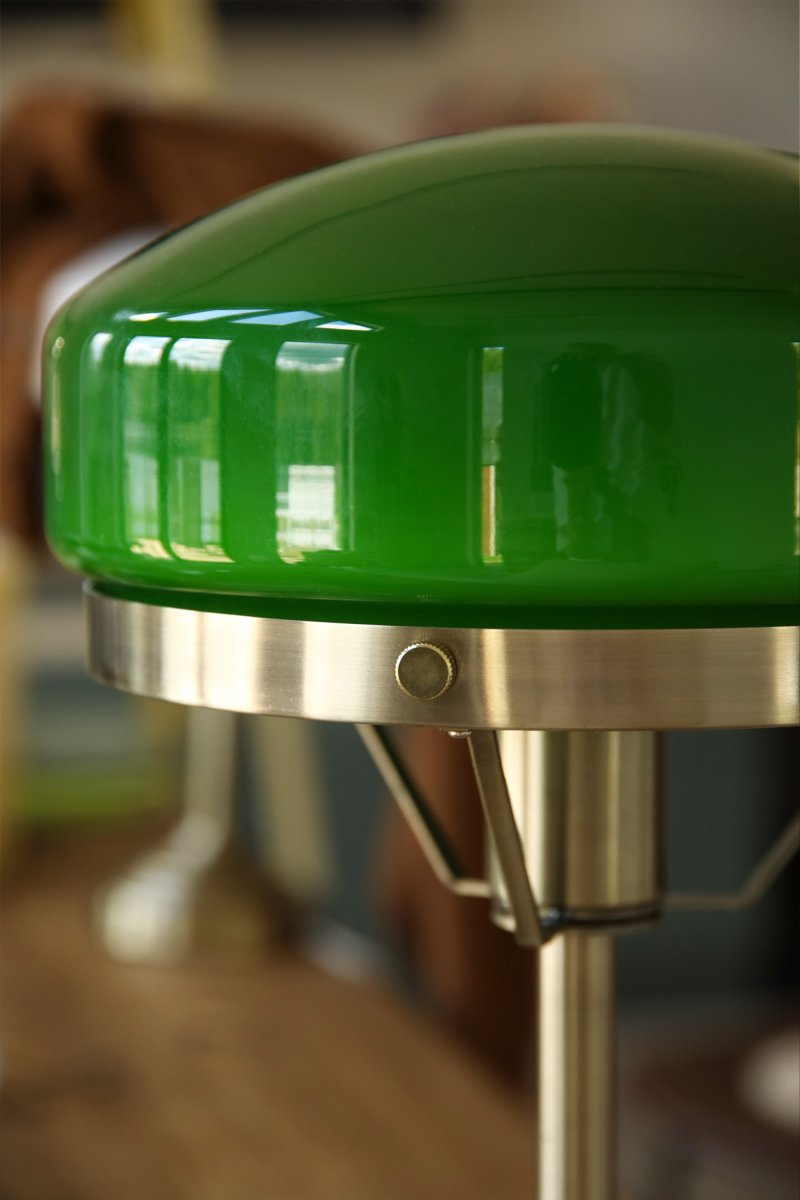Aurelia 40cm Antikmässing/grön bordslampa från Markslöjd - Aurelia passar lika fint p&aring; skrivbordet som p&aring; sidobordet och blir en dekorativ detalj i b&aring;de klassiska och moderna milj&ouml;er.