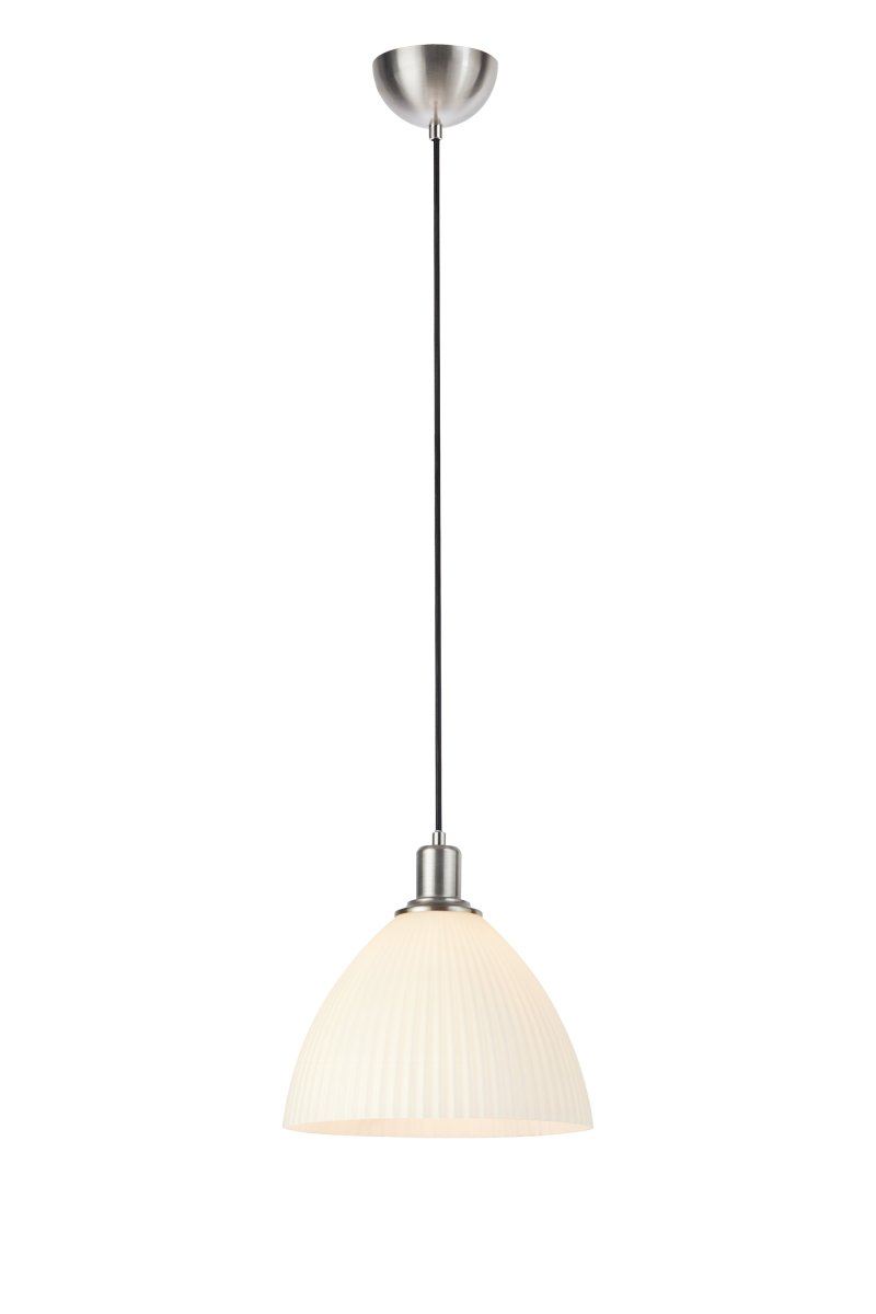 Zoom bild av Ro Ø28 Vit taklampa från Markslöjd - Ro &auml;r en stilren pendel som kombinerar eleganta metalldetaljer i satin nickelfinish med en vackert r&auml;fflad sk&auml;rm i vitt glas.