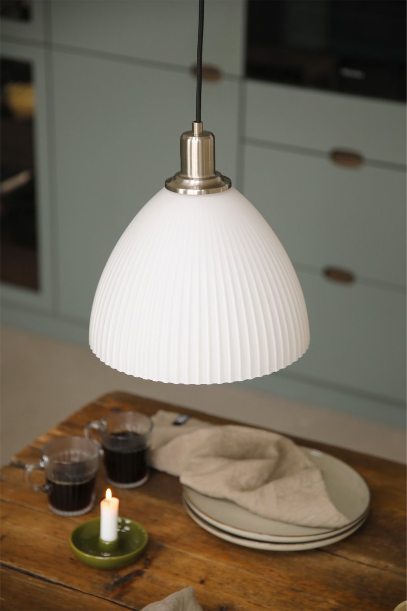Ro Ø28 Vit taklampa från Markslöjd - Ro &auml;r en stilren pendel som kombinerar eleganta metalldetaljer i satin nickelfinish med en vackert r&auml;fflad sk&auml;rm i vitt glas.