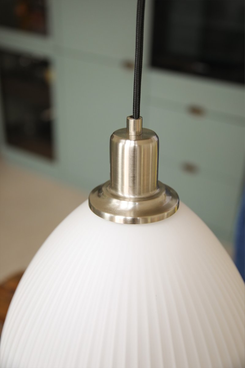 Ro Ø28 Vit taklampa från Markslöjd - Ro &auml;r en stilren pendel som kombinerar eleganta metalldetaljer i satin nickelfinish med en vackert r&auml;fflad sk&auml;rm i vitt glas.