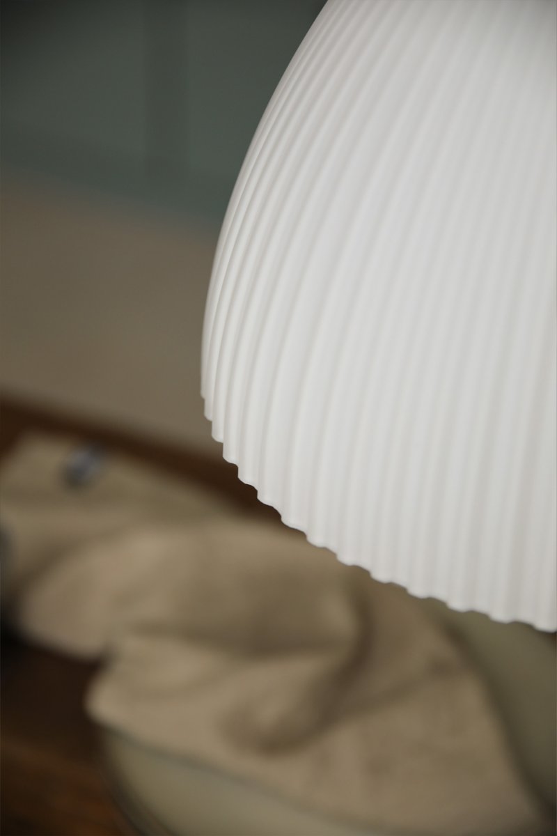 Ro Ø28 Vit taklampa från Markslöjd - Ro &auml;r en stilren pendel som kombinerar eleganta metalldetaljer i satin nickelfinish med en vackert r&auml;fflad sk&auml;rm i vitt glas.