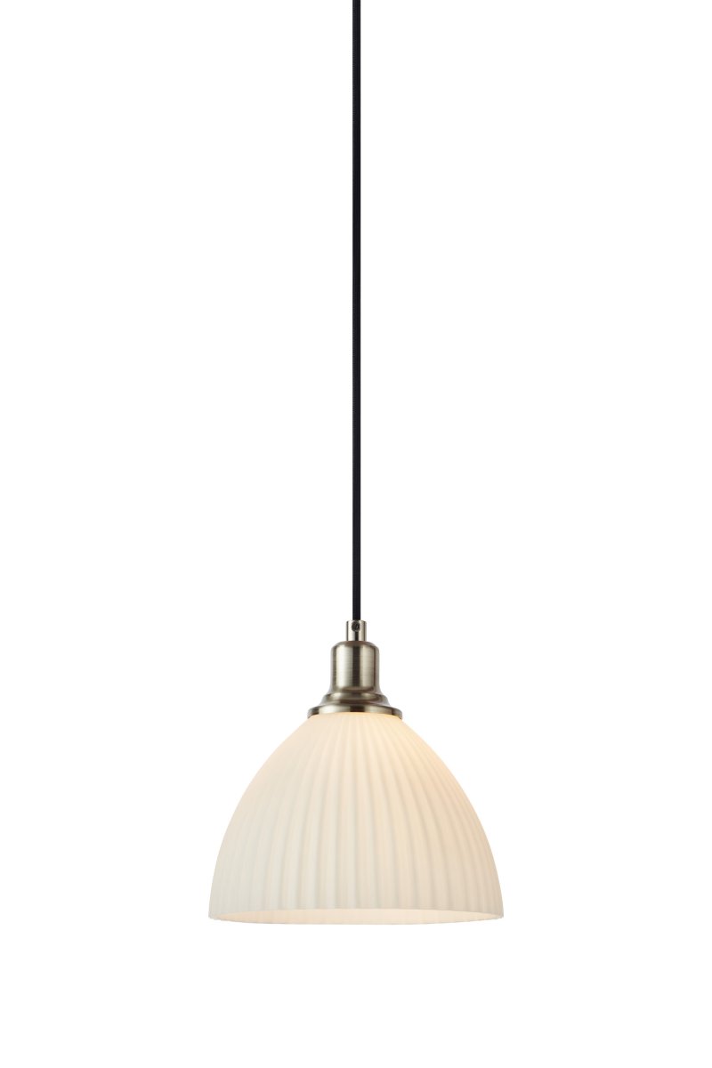Ro Ø18 Vit fönsterlampa från Markslöjd - Ro blir en dekorativ detalj i f&ouml;nstret och skapar en varm och inbjudande atmosf&auml;r i rummet.