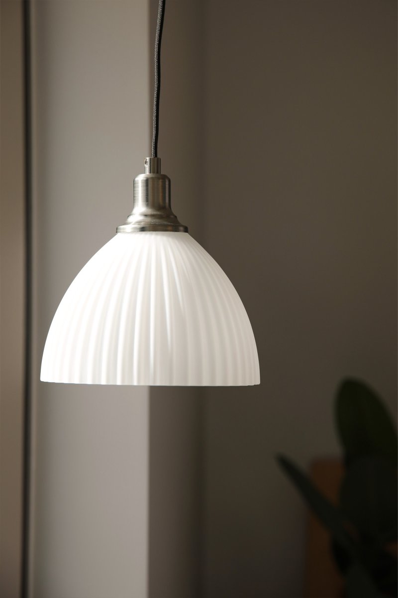 Ro Ø18 Vit fönsterlampa från Markslöjd - Ro blir en dekorativ detalj i f&ouml;nstret och skapar en varm och inbjudande atmosf&auml;r i rummet.