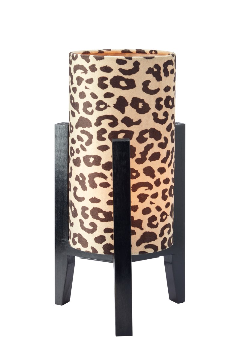 Eruca 34cm Leopard bordslampa från Markslöjd - Lampfoten i svart tr&auml; kombineras med en cylinderformad textilsk&auml;rm i offwhite och brunt leopardm&ouml;nster, vilket ger lampan en trendig och personlig karakt&auml;r.
