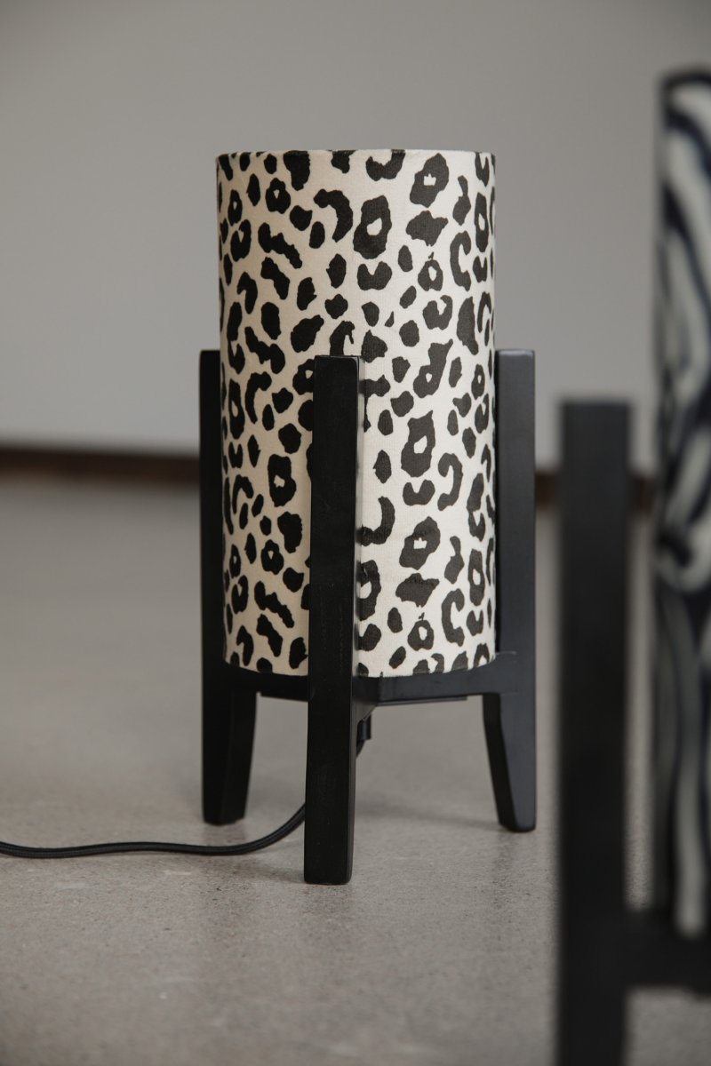 Eruca 34cm Leopard bordslampa från Markslöjd - Lampfoten i svart tr&auml; kombineras med en cylinderformad textilsk&auml;rm i offwhite och brunt leopardm&ouml;nster, vilket ger lampan en trendig och personlig karakt&auml;r.