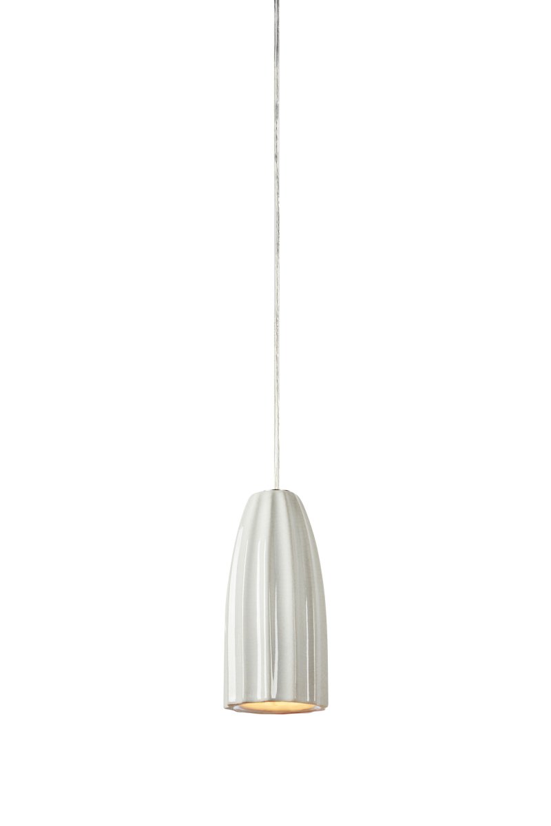Clay Ø8 Vit fönsterlampa från Markslöjd - Den n&auml;tta storleken g&ouml;r Clay perfekt f&ouml;r f&ouml;nstret, d&auml;r den skapar ett behagligt ljus och blir en dekorativ detalj b&aring;de t&auml;nd och sl&auml;ckt.