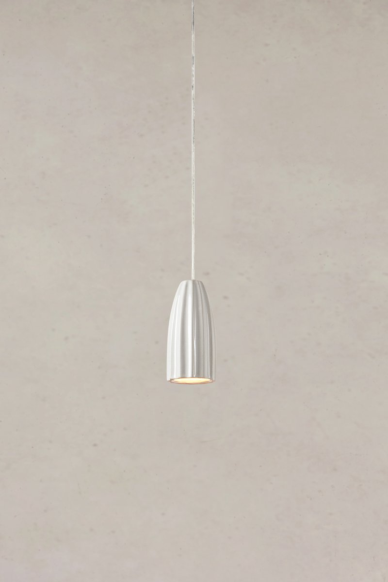 Clay Ø8 Vit fönsterlampa från Markslöjd - Den n&auml;tta storleken g&ouml;r Clay perfekt f&ouml;r f&ouml;nstret, d&auml;r den skapar ett behagligt ljus och blir en dekorativ detalj b&aring;de t&auml;nd och sl&auml;ckt.