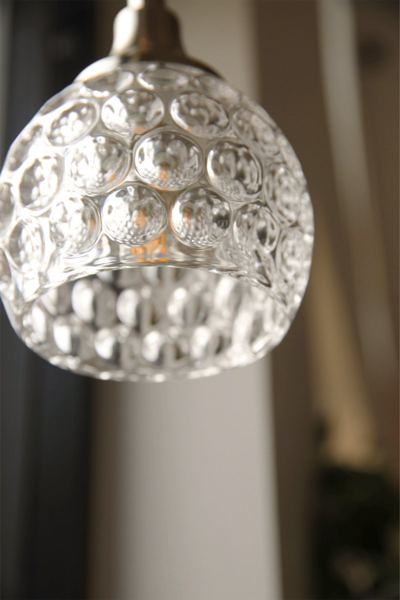 Clear Ø12 Transparent fönsterlampa från Markslöjd - Clear&nbsp;&auml;r en elegant f&ouml;nsterlampa med en dekorativ sk&auml;rm i transparent bubbelglas.