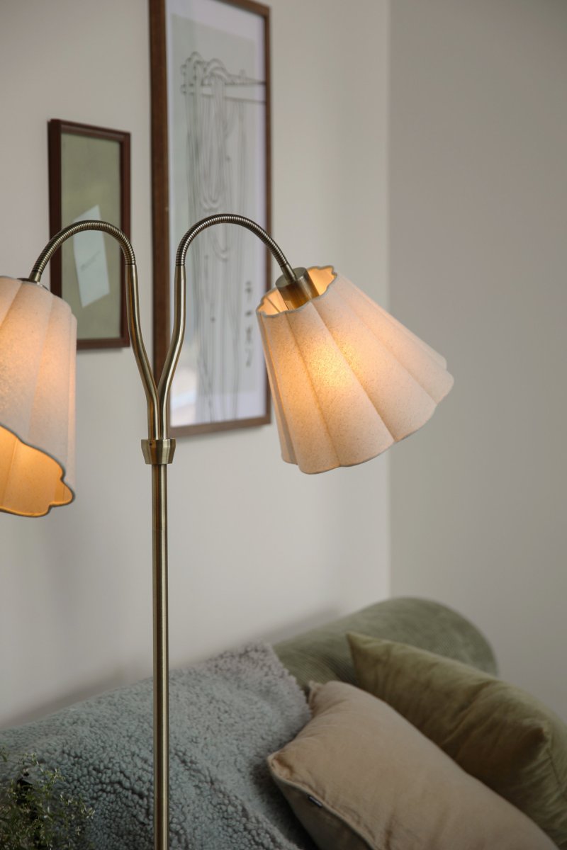 Veya 2 Antikmässing golvlampa från Markslöjd - Veya &auml;r en elegant golvlampa med tidl&ouml;s design och klassiska detaljer.