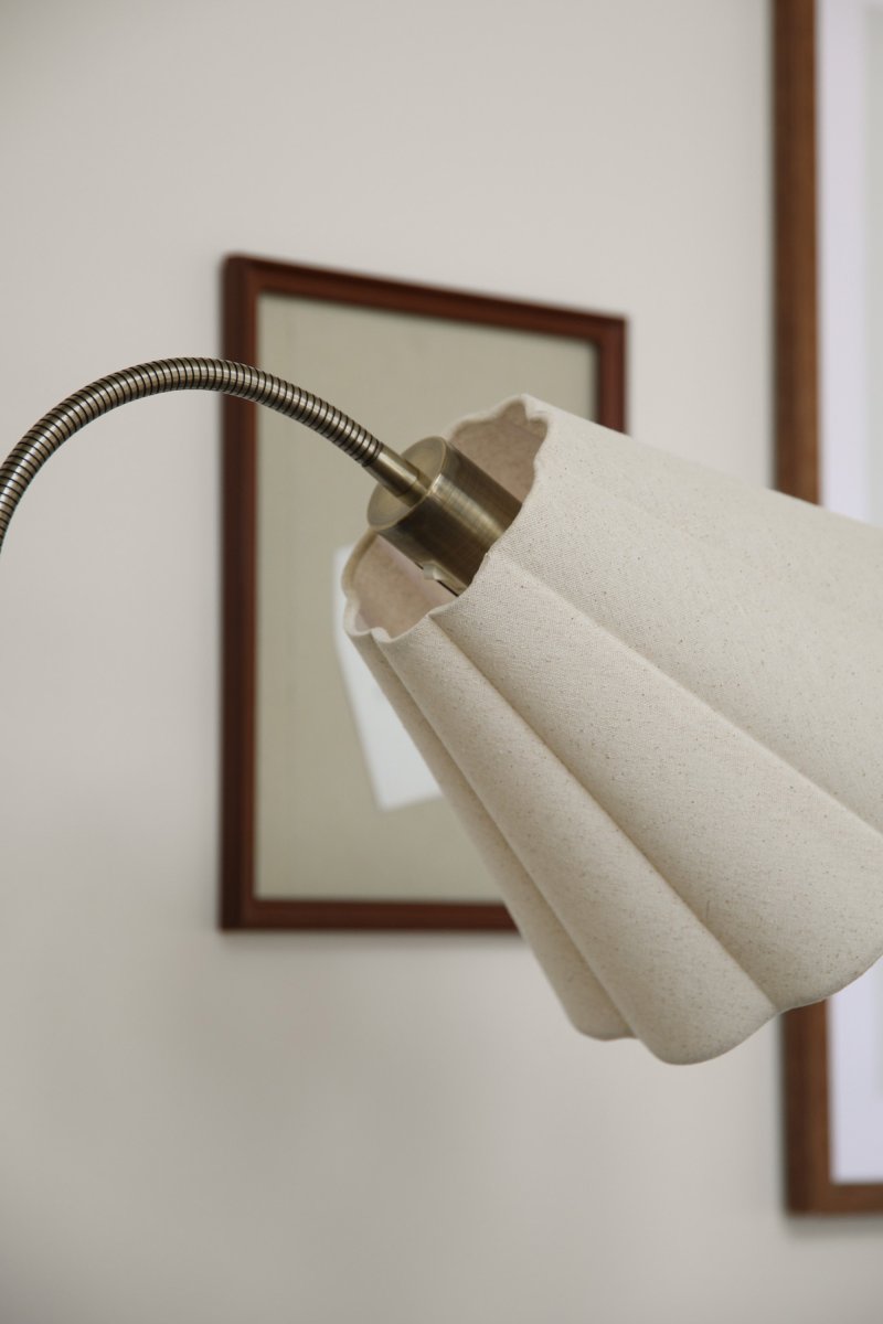 Veya 2 Antikmässing golvlampa från Markslöjd - Veya &auml;r en elegant golvlampa med tidl&ouml;s design och klassiska detaljer.