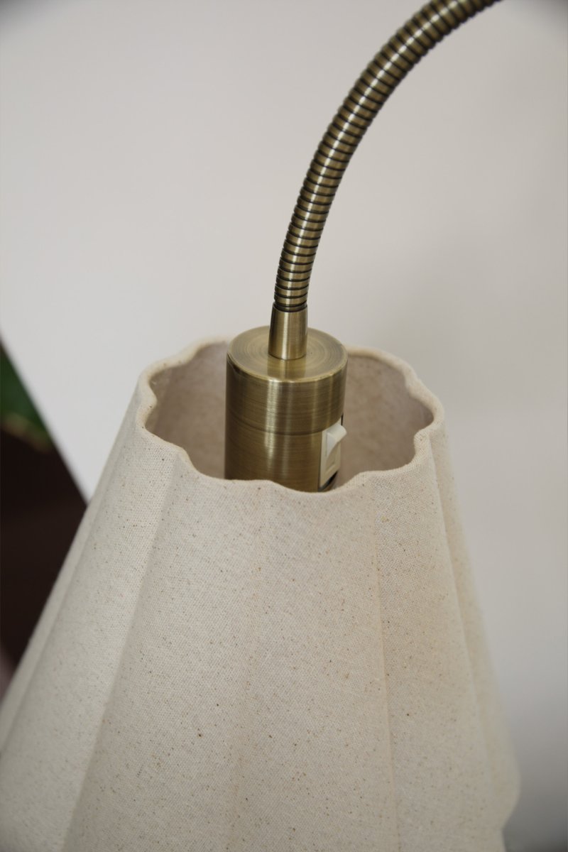 Veya 2 Antikmässing golvlampa från Markslöjd - Veya &auml;r en elegant golvlampa med tidl&ouml;s design och klassiska detaljer.