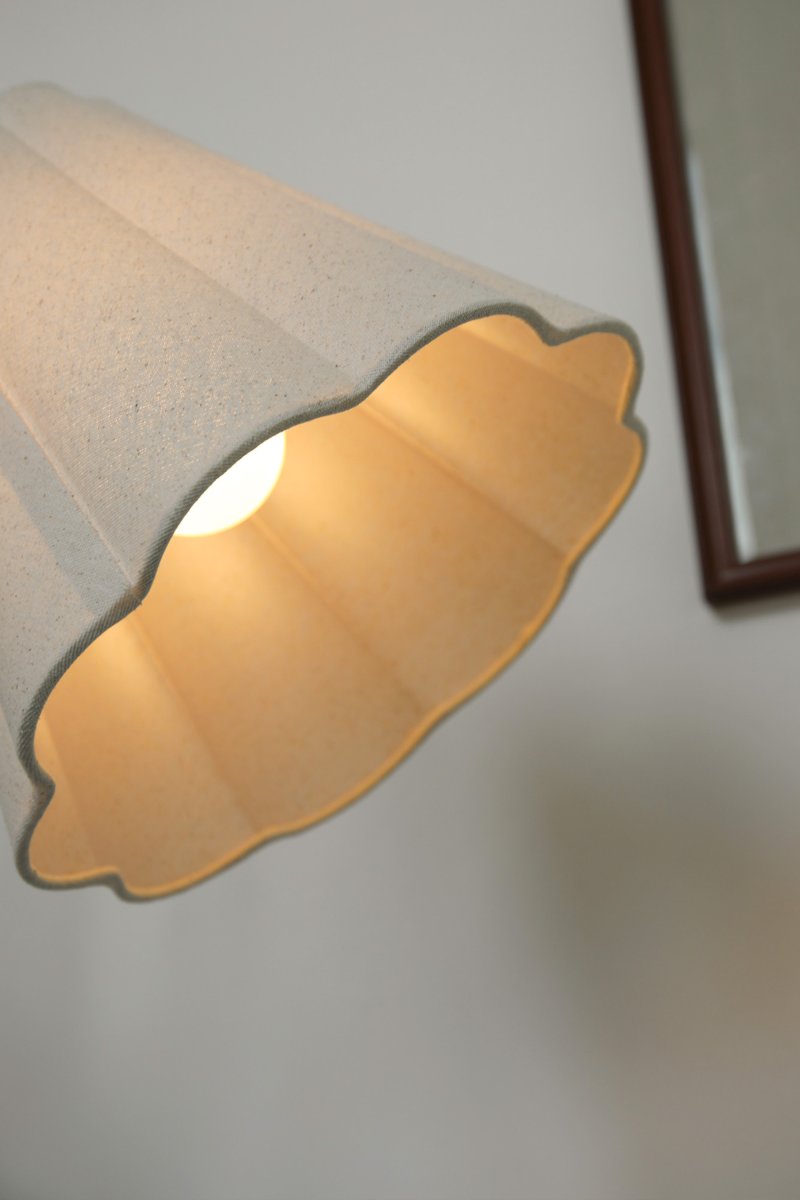 Veya 2 Antikmässing golvlampa från Markslöjd - Veya &auml;r en elegant golvlampa med tidl&ouml;s design och klassiska detaljer.