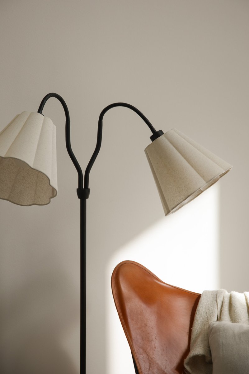 Veya 2 Svart golvlampa från Markslöjd - Veya &auml;r en stilren golvlampa med en svart metallfot och tv&aring; beige textilsk&auml;rmar som skapar en mjuk kontrast.