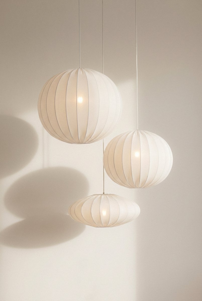 Solia Ø50 Vit taklampa från Markslöjd - Solia &auml;r en elegant pendel med en mjuk, oval form och ett luftigt skandinaviskt uttryck.