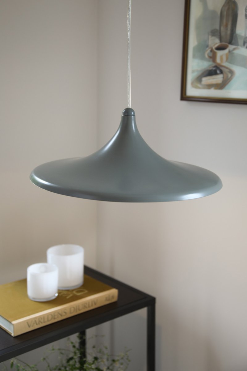 Beam Ø37 Grå taklampa från Markslöjd - Beam &auml;r en stilren pendel i gr&aring; metall med en mjukt formad sk&auml;rm och en diameter p&aring; 37 cm.