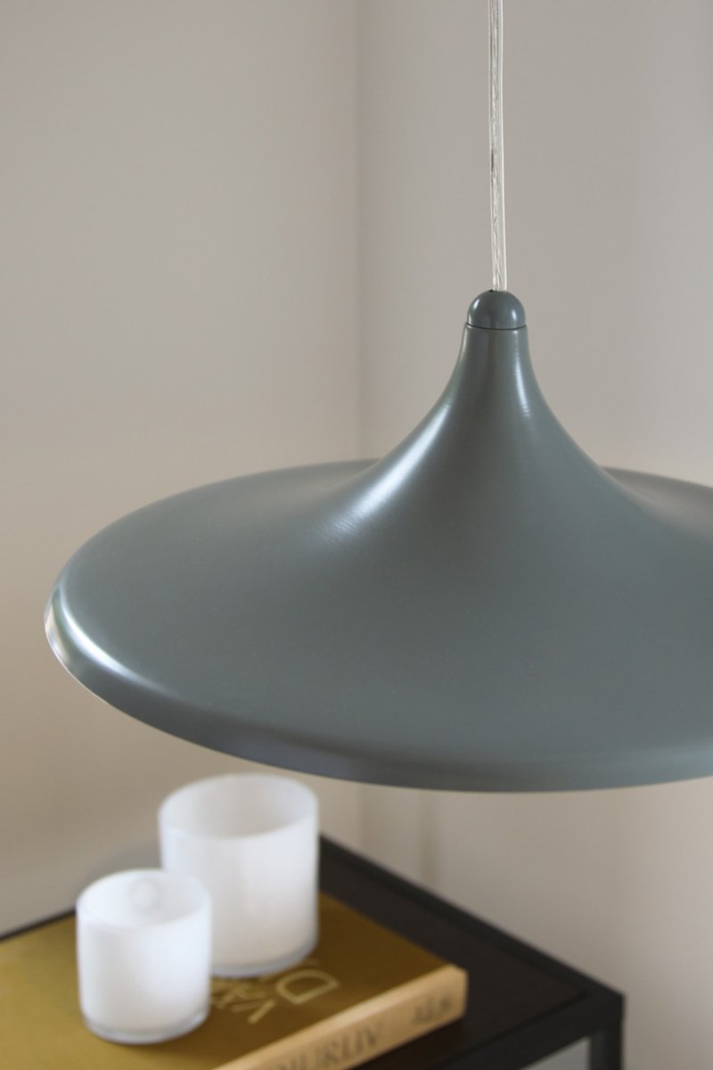 Beam Ø37 Grå taklampa från Markslöjd - Beam &auml;r en stilren pendel i gr&aring; metall med en mjukt formad sk&auml;rm och en diameter p&aring; 37 cm.