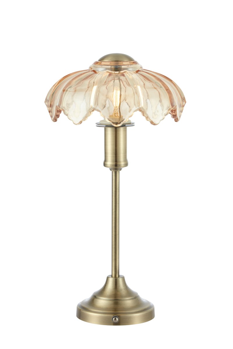 Kurage 35cm Antikmässing/amber portabel från Markslöjd - Kurage &auml;r en elegant portabel bordslampa i metall med antik m&auml;ssingfinish och en dekorativ sk&auml;rm i ambertonat glas.