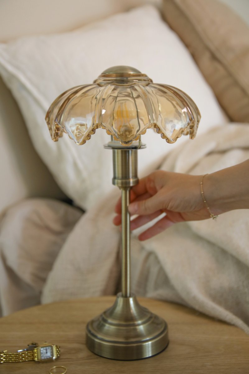 Kurage 35cm Antikmässing/amber portabel från Markslöjd - Kurage &auml;r en elegant portabel bordslampa i metall med antik m&auml;ssingfinish och en dekorativ sk&auml;rm i ambertonat glas.
